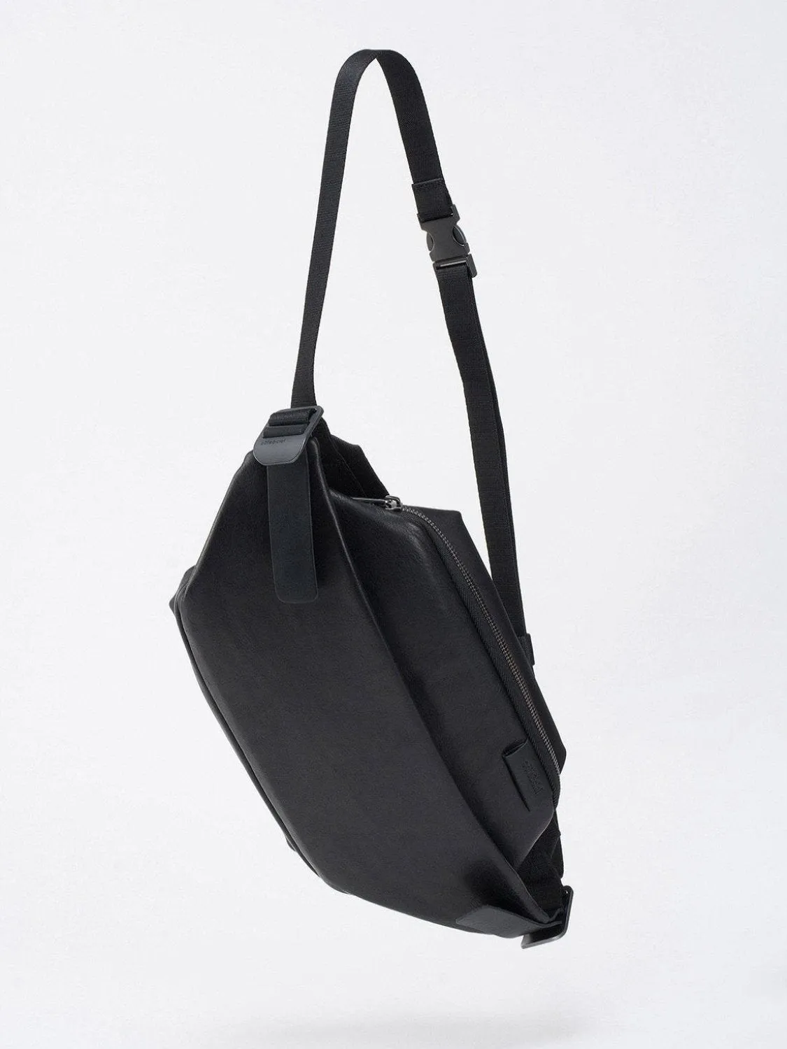 Isarau M Alias Leather Black