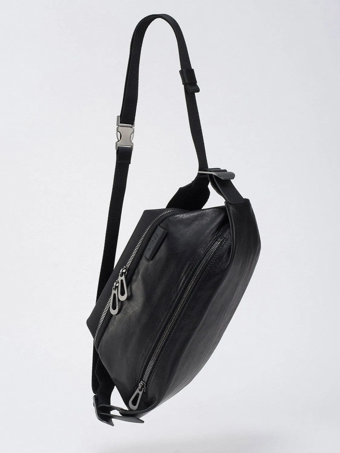 Isarau M Alias Leather Black