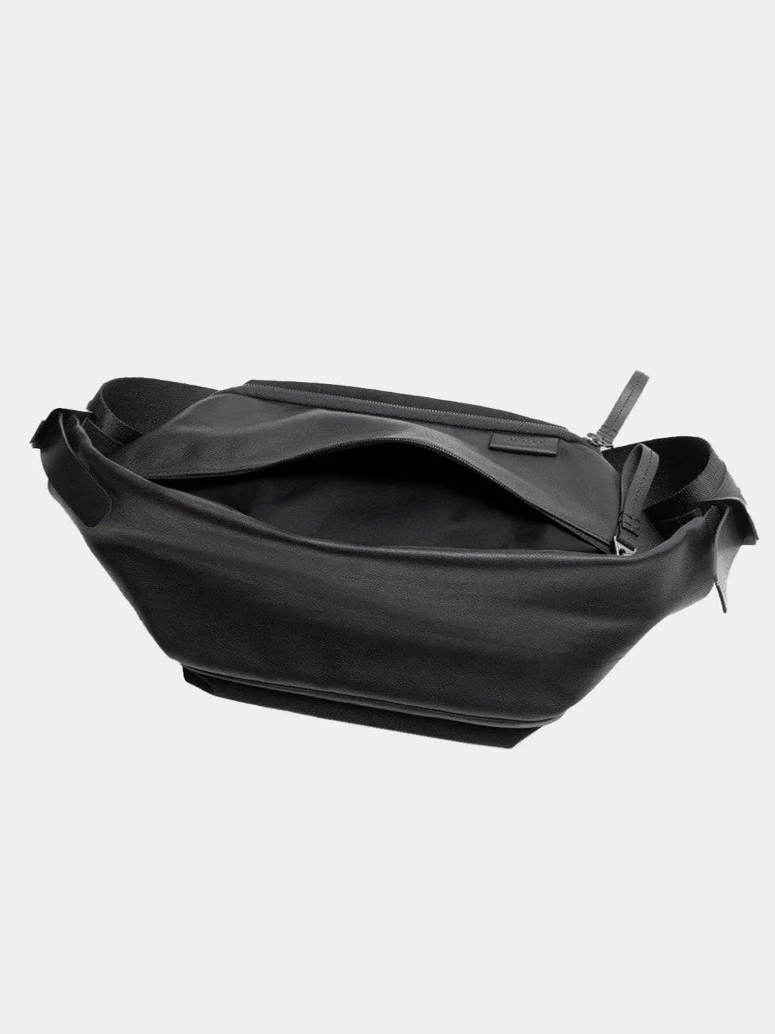 Isarau M Alias Leather Black