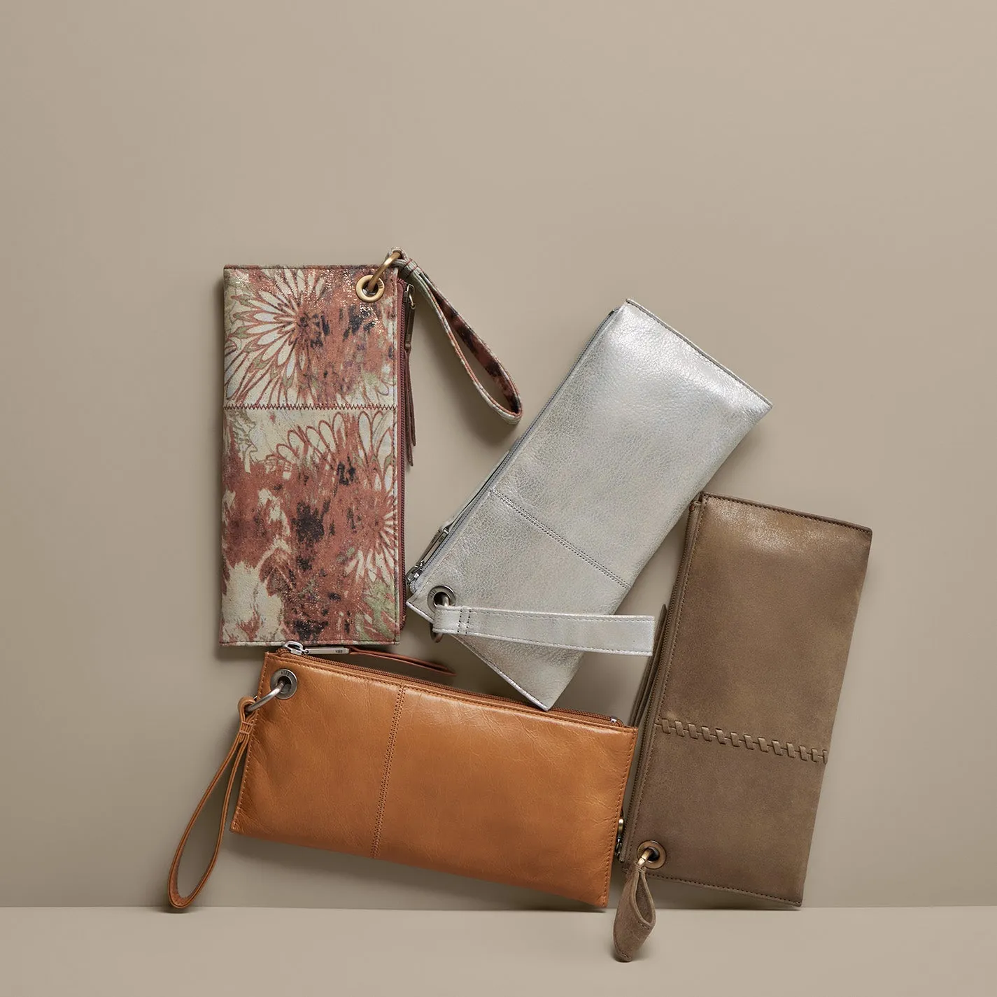 Vida Wristlet In Metallic Leather - Silver