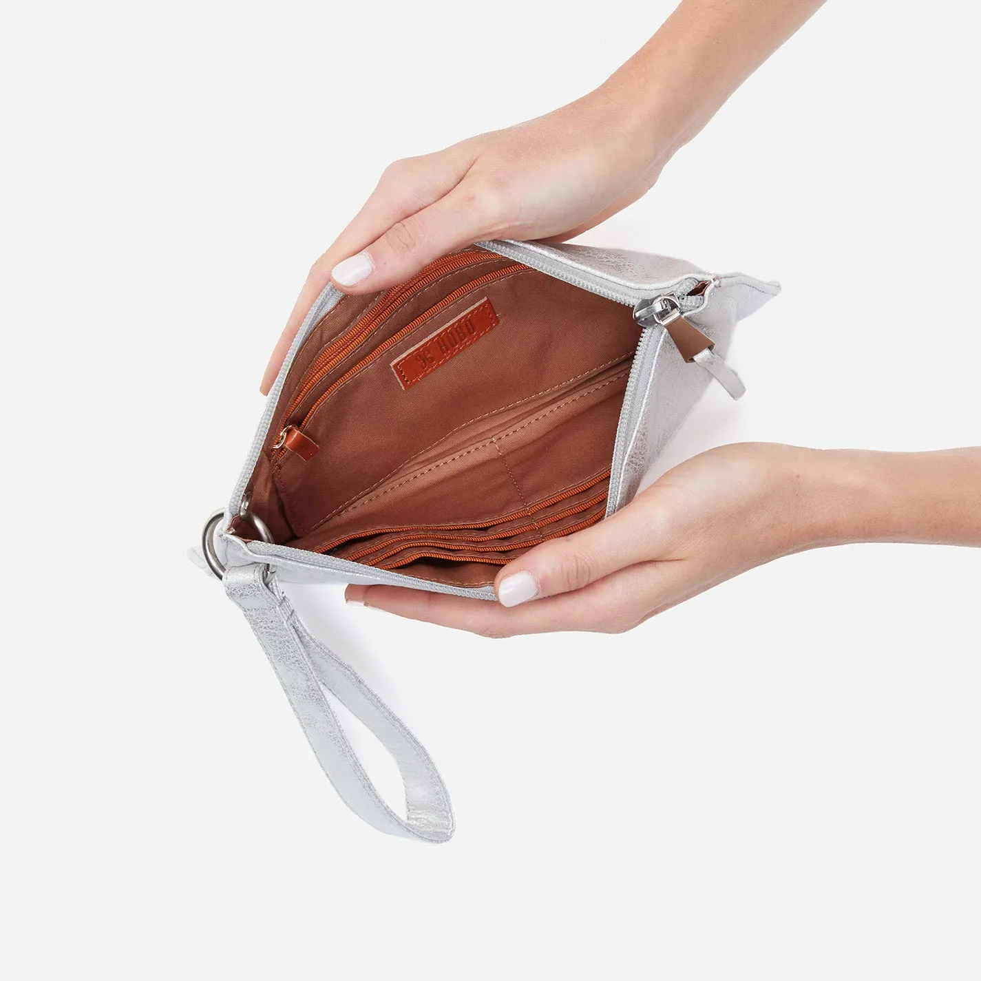 Vida Wristlet In Metallic Leather - Silver